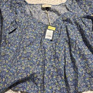 Universal threads shirt.